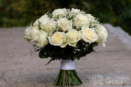 Букет из 25 белых роз с гипсофилой "Винтаж"